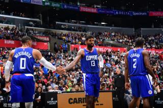 她在开场时 她在开场时